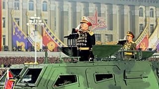 Kuzey Kore lideri Kim Jong Un, silah kuvvetler üzerinde kendisinden sonraki en yetkili isim olan Pak Jong Chon'u görevden aldı