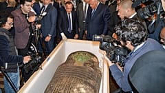 وزير الخارجية المصري سامح شكري أمام التابوت الأخضر أثناء حفل استرداده من الولايات المتحدة. القاهرة - مصر. 2023/01/02