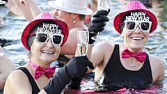 Jetzt #DryJanuary? Nach Champagner beim Neujahrsschwimmen in Genf 