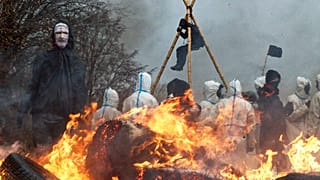 Brennende Barrikaden von Umweltaktivistinnen und -aktivisten in Lützerath beim Kohleabbau Garzweiler
