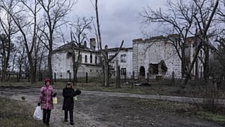 Orosz rakétatámadásban szétlőtt iskola épülete a harkivi térségben