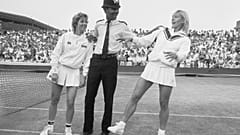 Martina Navratilova (jobbra) és nagy ellenfele Chris Evert (balra) egy vidám archív felvételen.