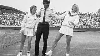 Martina Navratilova (jobbra) és nagy ellenfele Chris Evert (balra) egy vidám archív felvételen.