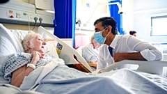Le Premier ministre britannique Rishi Sunak en visite à l'hôpital universitaire de Croydon dans le sud de Londres, 28 octobre 2022. 
