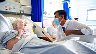 Le Premier ministre britannique Rishi Sunak en visite à l'hôpital universitaire de Croydon dans le sud de Londres, 28 octobre 2022.