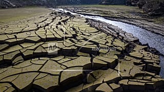 Il fiume Ter quasi secco che scorre verso un bacino vicino a Vilanova de Sau, Catalogna, 23 novembre 2022.