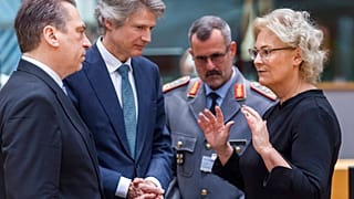 Verteidigungsministerin Christine Lambrecht (rechts) spricht mit Mitgliedern ihres Kabinett bei einem Treffen der EU-Verteidigungsminister in Brüssel am 15. November 2022