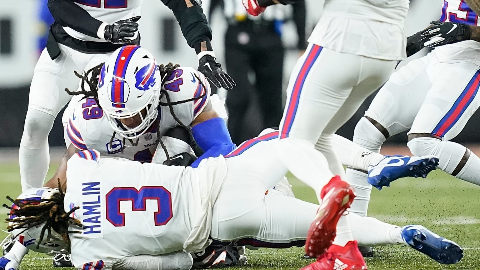 Le joueur Damar Hamlin au sol, à Cincinnati, le 2 janvier 2023