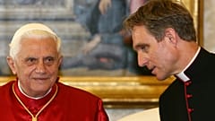 Папа Бенедикт XVI и его личный секретарь архиепископ Георг Генсвайн