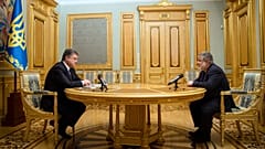 Миллиардер Игорь Коломойский на встрече с другим украинским олигархом, президентом страны Петром Порошенко (март 2015 г.)