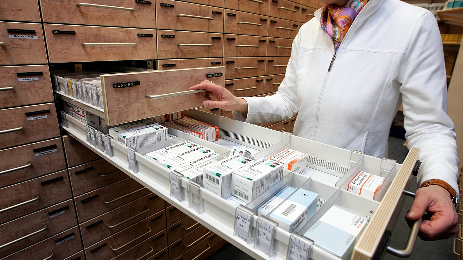 Apothekerin bei der Arbeit