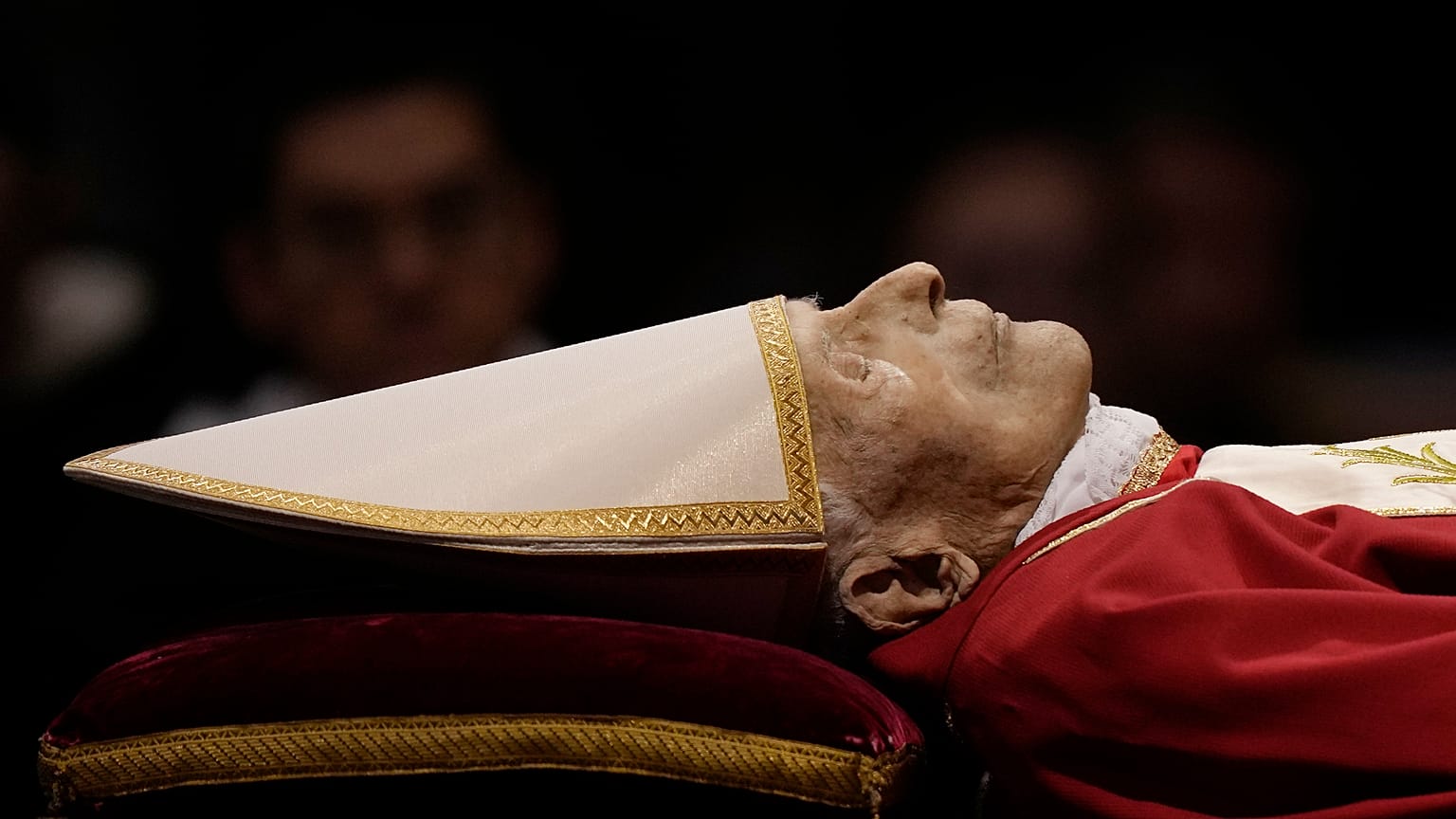 El papa Benedicto XVI ha muerto como papa pero no como jefe de Estado.