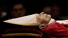 El papa Benedicto XVI ha muerto como papa pero no como jefe de Estado.