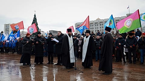 Samara'da füze saldırısında ölen Rus askerleri için tören