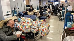 Des patients sur des civières attendent d'être pris en charge à l'hôpital Tongren de Shanghai - 03.01.2023