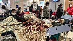 Пациенты получают лечение в переполненных коридорах больницы, Шанхай, 3 января 2023 года.