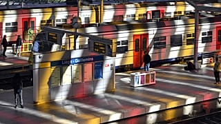 Временная инсталляция французского художника Даниэля Бюрена на железнодорожном вокзале Льеж-Гийемен, Бельгия, 6 октября 2022 года.