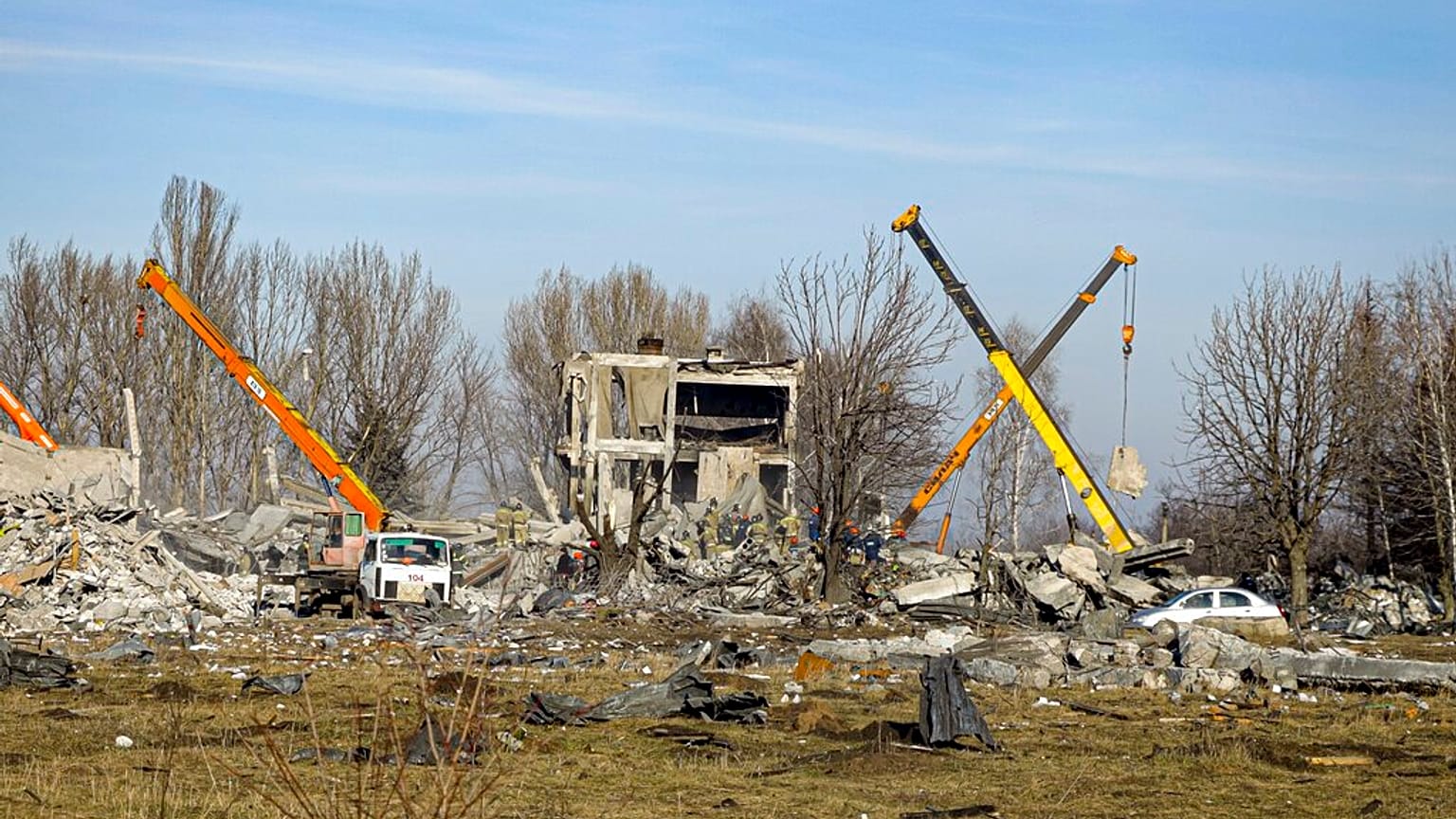 Operai al lavoro per rimuovere i detriti dopo il bombardamento ucraino su Makiivka