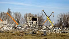 Operai al lavoro per rimuovere i detriti dopo il bombardamento ucraino su Makiivka