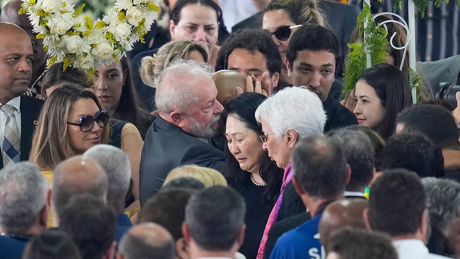 Il presidente Lula sorregge il viso della vedova di Pelè, Marcia Aoki. (Santos, 3.1.2022)