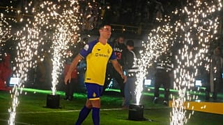 El estadio Mrsool Park estalló cuando Ronaldo, vestido con la equipación amarilla y azul del Al Nassr, salió al terreno de juego