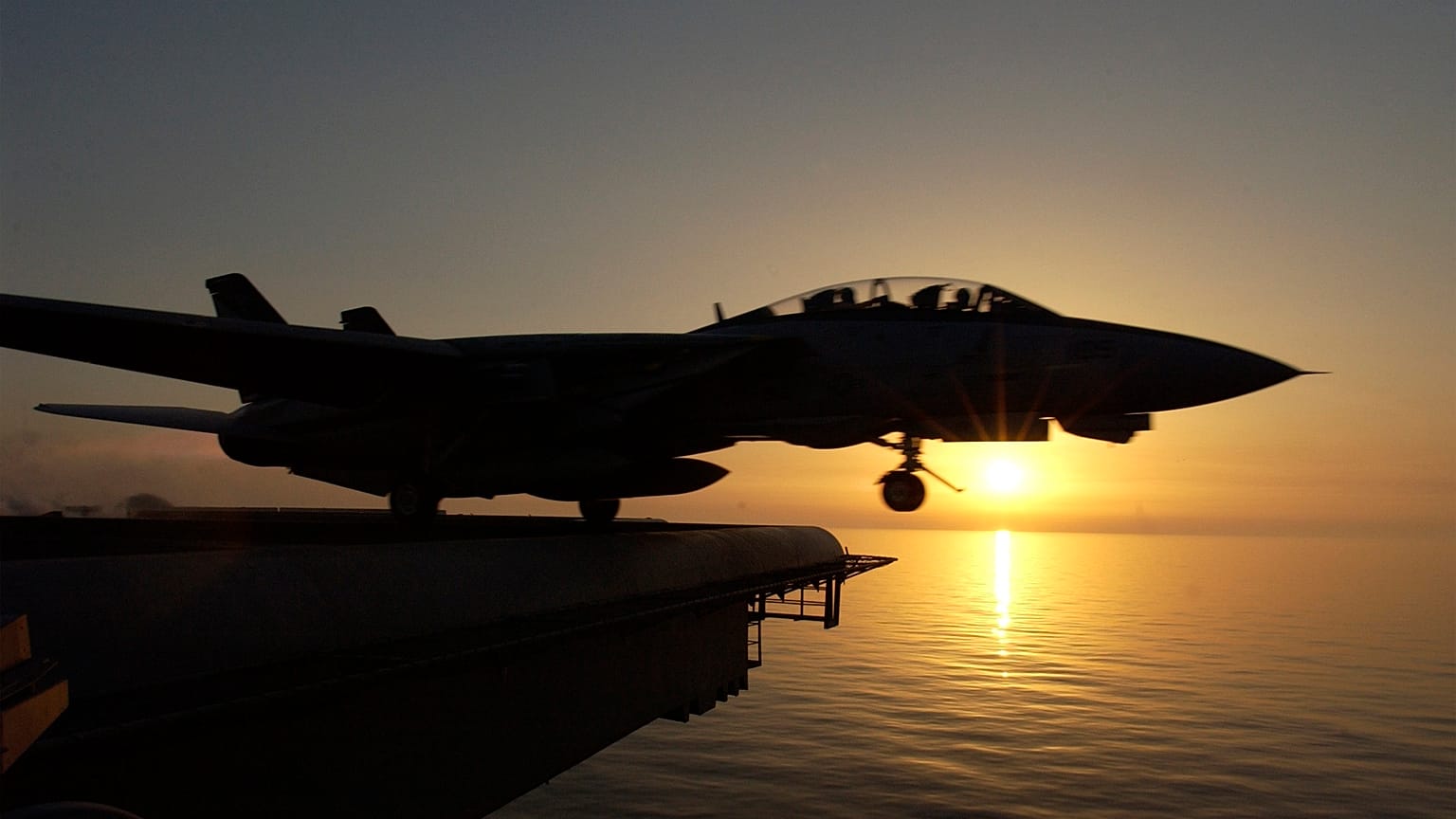 Egy F-14-es repülő száll fel egy anyahajóról 2003-ban az Arab-öbölben / Képünk illusztráció