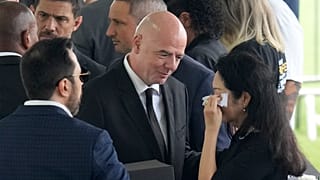 إنفاتينو معزياً زوجة بيليه، مارسيا أوكي