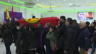 Der Sarg ist in die Fahne der Arbeiterpartei Kurdistans gehüllt.