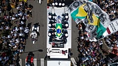 Les drapeaux du Brésil et du club de football Santos FC sur le cercueil de Pelé, au Brésil, mardi 3 janvier 2023.