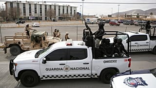 Meksika Ulusal Muhafızları, Ciudad Juarez'deki eyalet hapishanesinin önünde nöbet tutarken 