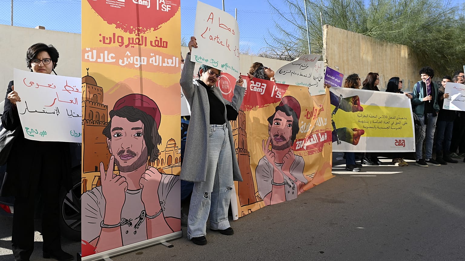 نشطاء حقوقيون تونسيون أمام محكمة في مدينة القيروان شرق وسط البلاد في 19 ديسمبر / كانون الأول 2022، خلال جلسة الاستئناف لستة شبان حُكم عليهم بالسجن ثلاث سنوات بتهمة اللواط في ع