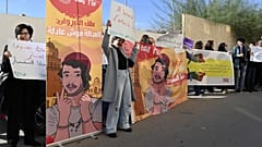 نشطاء حقوقيون تونسيون أمام محكمة في مدينة القيروان شرق وسط البلاد في 19 ديسمبر / كانون الأول 2022، خلال جلسة الاستئناف لستة شبان حُكم عليهم بالسجن ثلاث سنوات بتهمة اللواط في ع