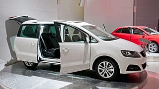 Egy hétszemélyes Seat Alhambra egy autókiállításon