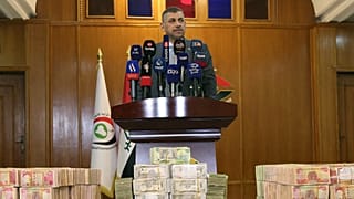 Hakim Haydar Hanun iade edile paraların önünde basın toplantısı düzenledi