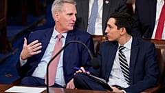 El congresista Kevin McCarthy, de California, habla con un asistente mientras escucha los votos para elegir al próximo presidente de la Cámara de Representantes, el 3 de enero