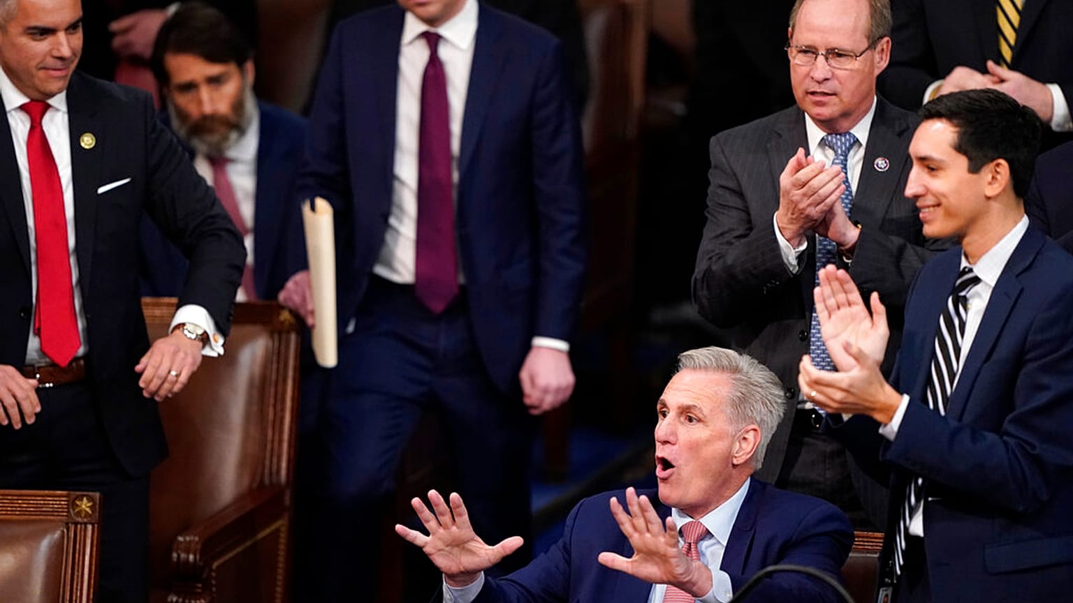 Cumhuriyetçilerin çoğunluk lideri Kevin McCarthy (ortada)