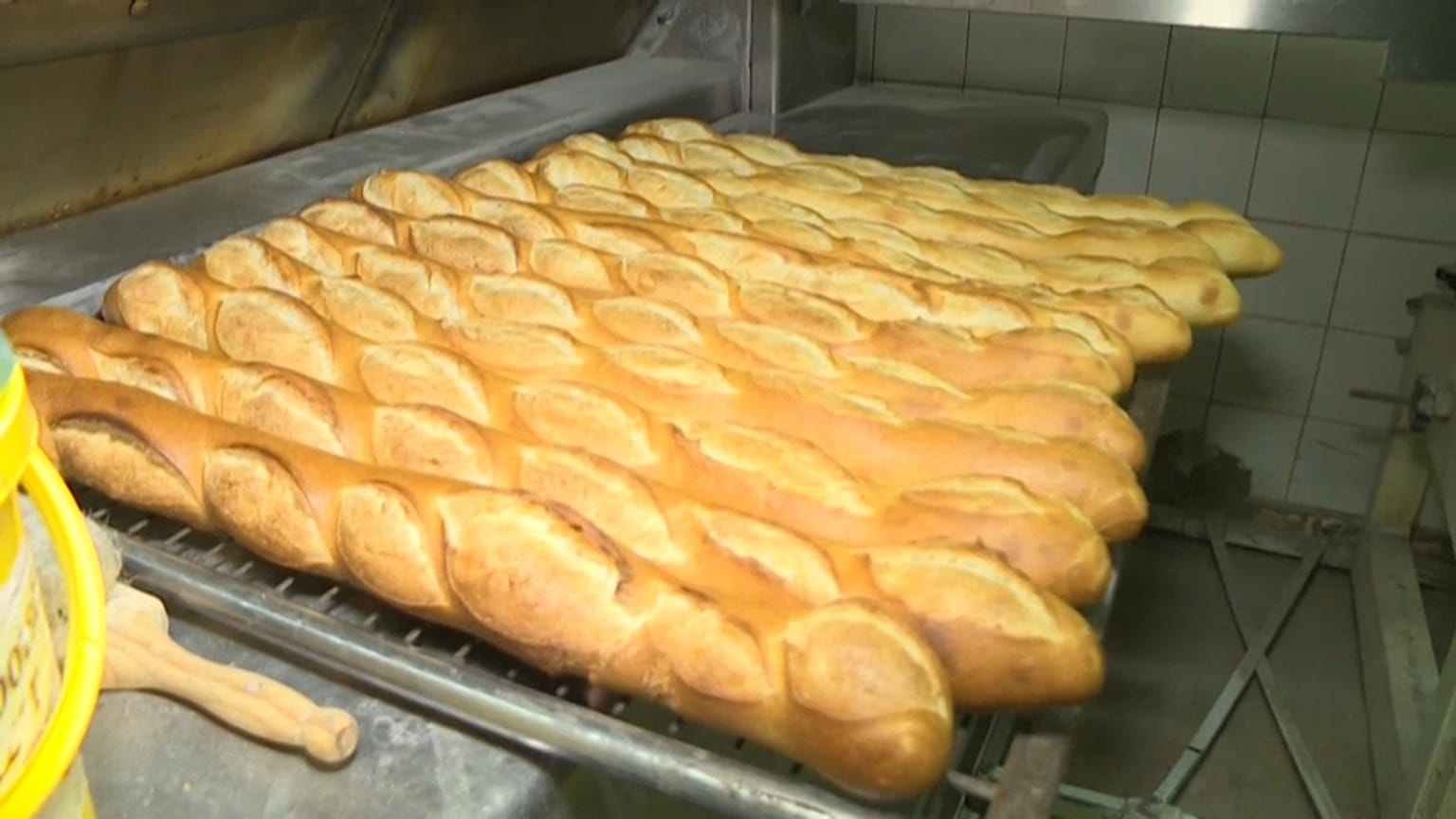 Bagettek a sütőben egy franciaországi pékségben.