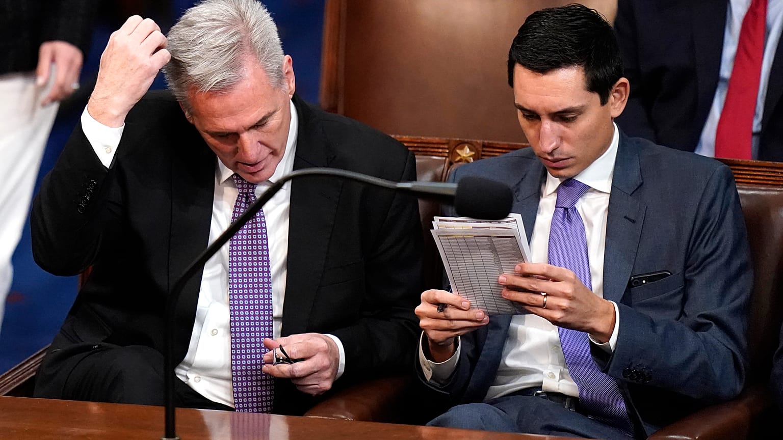 La delusione di McCarthy, a sinistra nella foto, mentre si gratta la testa, in cerca di idee. (Washington, 4.1.2023)