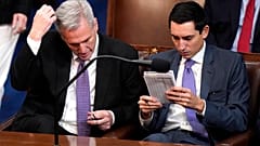 La delusione di McCarthy, a sinistra nella foto, mentre si gratta la testa, in cerca di idee. (Washington, 4.1.2023)