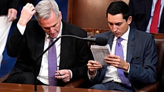 La delusione di McCarthy, a sinistra nella foto, mentre si gratta la testa, in cerca di idee. (Washington, 4.1.2023)