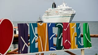Круизный лайнер Amadea прибывает в порт Гуамаче на острове Маргарита, Венесуэла