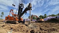 Поисково-спасательные работы в Догнтхапе на юге Вьетнама, где 10-лений мальчик провалился в полую бетонную сваю. 