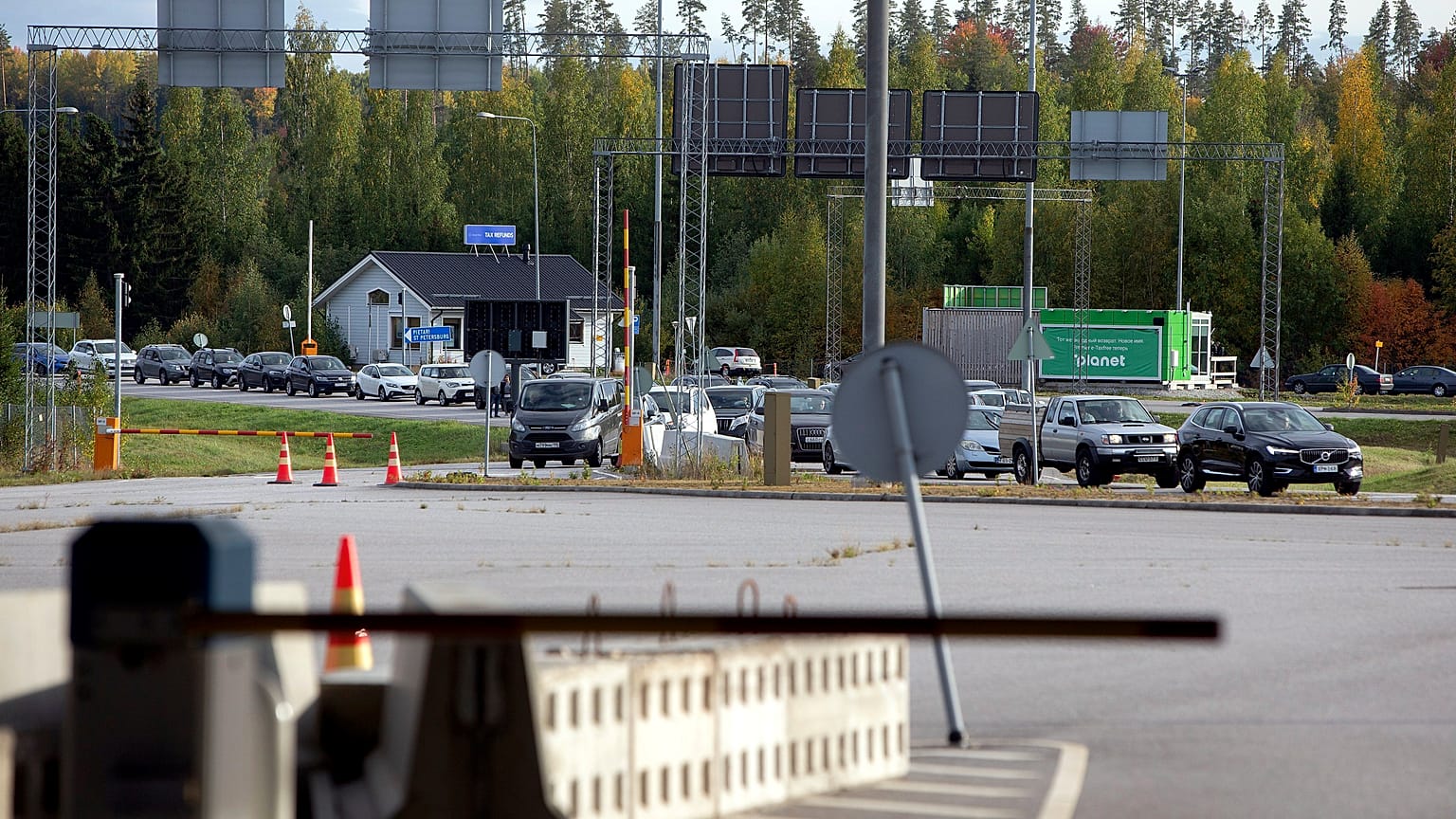 Des voitures font la queue pour passer la frontière entre la Russie et la Finlande au poste de contrôle frontalier de Nuijamaa à Lappeenranta, en Finlande (22.09.2023)