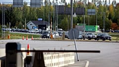 Des voitures font la queue pour passer la frontière entre la Russie et la Finlande au poste de contrôle frontalier de Nuijamaa à Lappeenranta, en Finlande (22.09.2023)