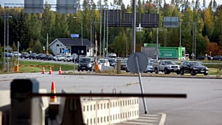 Des voitures font la queue pour passer la frontière entre la Russie et la Finlande au poste de contrôle frontalier de Nuijamaa à Lappeenranta, en Finlande (22.09.2023)
