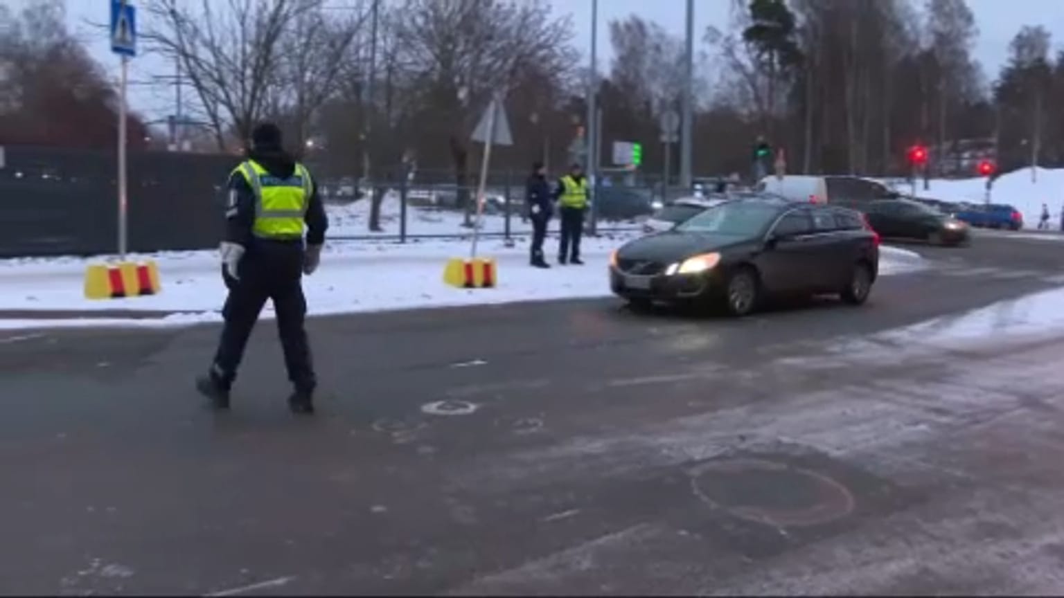 Rendőrök leállítanak egy autóst Helsinkiben - képünk illusztráció.