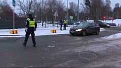 Rendőrök leállítanak egy autóst Helsinkiben - képünk illusztráció.