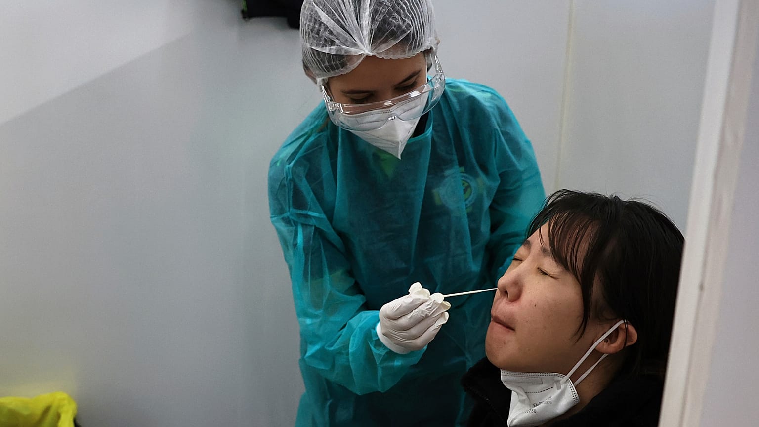 Passageiro chinês testado no aeroporto à chegada a Paris no primeiro dia de 2023