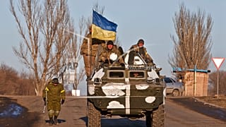 Truppe ucraine su un veicolo blindato vicino Artemivsk, Ucraina, 18 febbraio 2015.