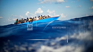Migranti su una barca a sud dell'isola italiana di Lampedusa il 11 agosto 2022.